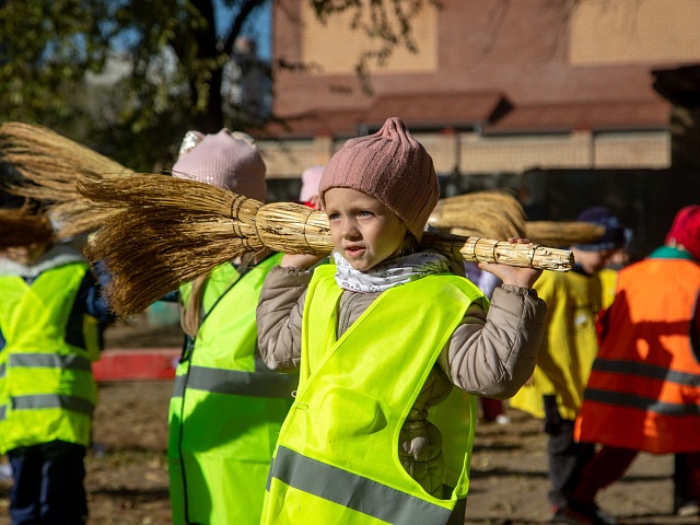 Пусть дереву будет тепло: благовещенские дошколята собирают листья, чтобы согревать деревья