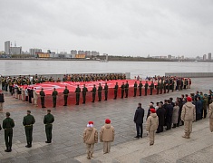 В честь Дня Победы в Благовещенске развернули знамя Победы
