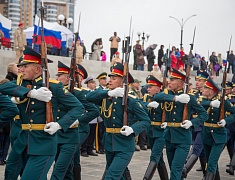 В честь Дня Победы в Благовещенске развернули знамя Победы