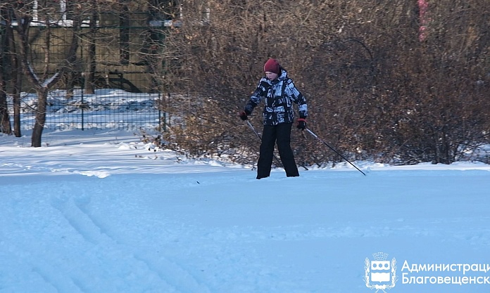 По поручению Олега Имаеева практически на всех пришкольных стадионах города оборудуют общедоступные лыжные трассы