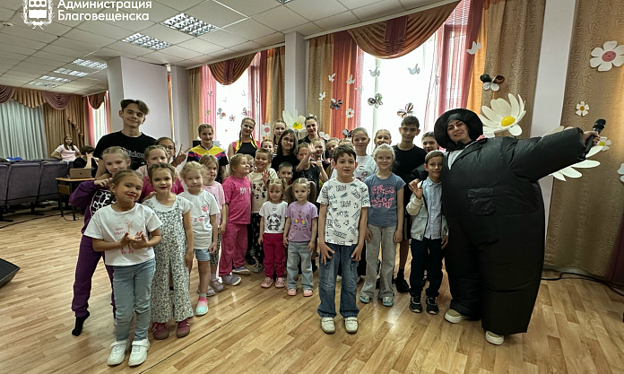 Благовещенские циркачи порадовали концертом детей городской больницы