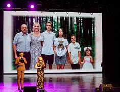 В Благовещенске в преддверии 8 Марта прошел большой праздничный концерт