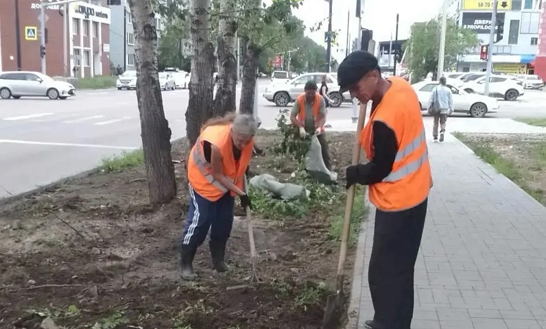 Современные технологии и ручной труд: в Благовещенске обновили более 16 тысяч «квадратов» газонов с мая 