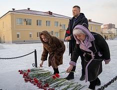 Мэр Благовещенска Олег Имамеев вручил кубок наставника месяца Виктору Ныркову