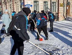 Благовещенские студенты почистили тротуары возле медучреждений