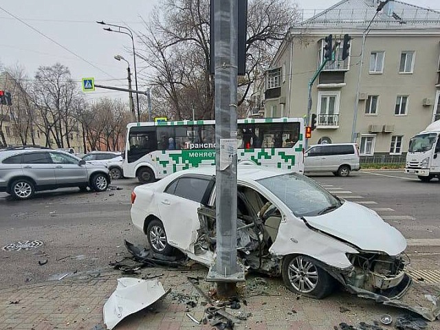Полсотни тысяч рублей заплатит виновник ДТП за поврежденный знак на светофоре в Благовещенске 