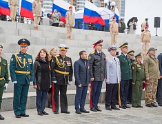 В честь Дня Победы в Благовещенске развернули знамя Победы