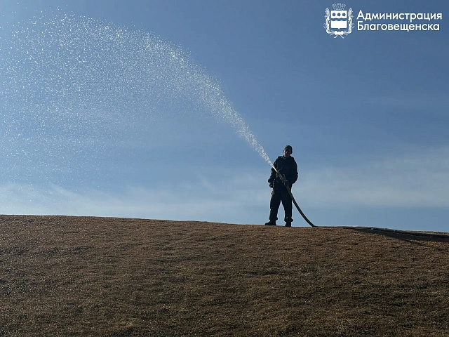  На холмах Трибуны Холл увлажняют землю