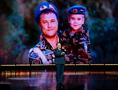 В Благовещенске прошел благотворительный концерт ко Дню отца в поддержку бойцов СВО