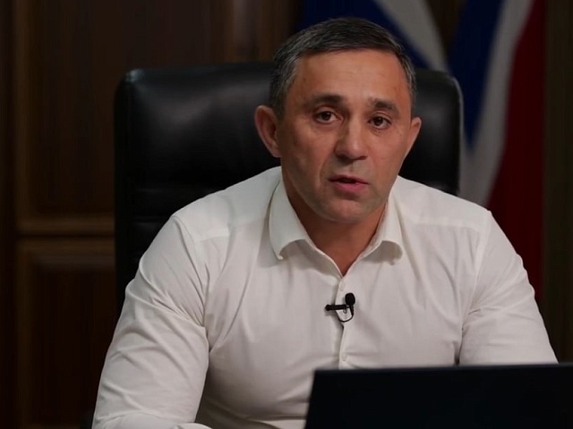 Больше сотни вопросов прислали благовещенцы мэру города во время прямого эфира