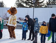Театрализованная игровая программа для всей семьи "Рождество по-русски" прошла на центральной площади Благовещенска