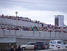 Впервые в Благовещенске гидрошоу на набережной озарил салют