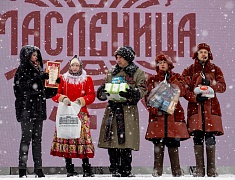 На площади Ленина и набережной Амура прошли народные гуляния в честь масленицы