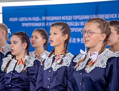 На Амуре прошла традиционная акция «Цветы на воде»
