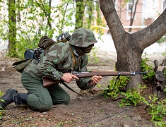 Реконструкцию боя Великой Отечественной войны показали гостям Городского парка в День Победы