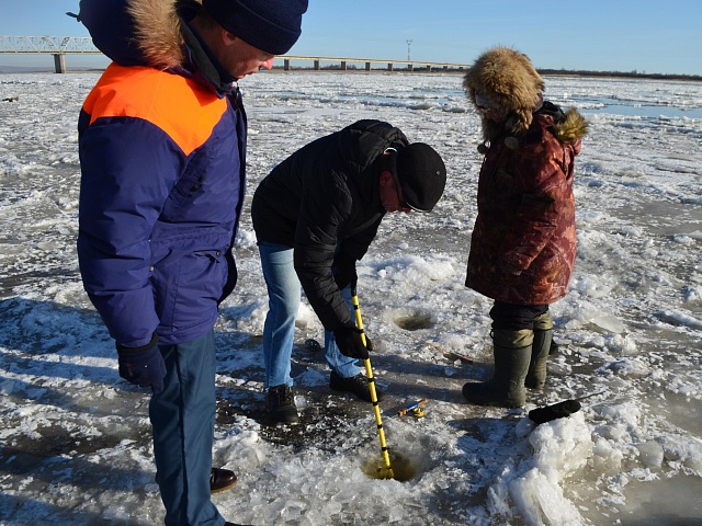 Благовещенские спасатели измерили толщину льда на Зее