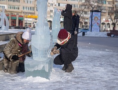 Фигуры изо льда украсили площадь возле Общественно-культурного центра в Благовещенске
