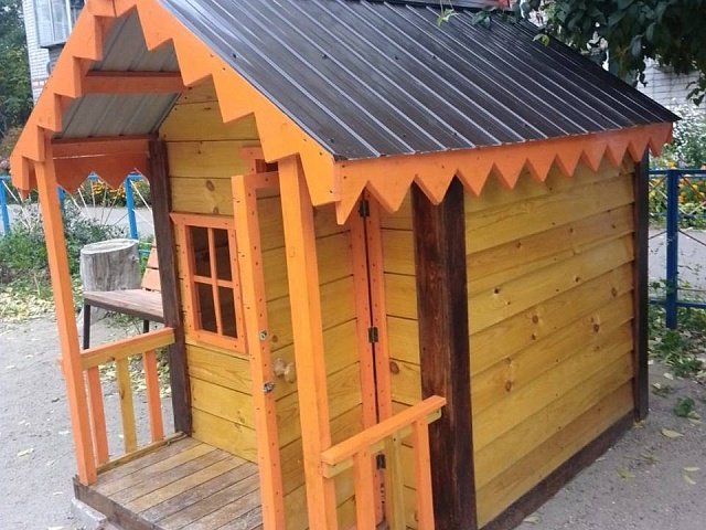 Деревянный домик украсил один из благовещенских дворов на улице Зейской 