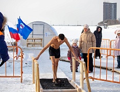 В Благовещенске в купель на Амуре в Крещение окунулись больше двух тысяч человек