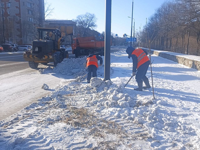 В Благовещенске ГСТК очищает дороги от снега