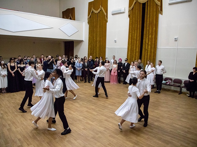 В Благовещенске в танце закружились более сотни студентов