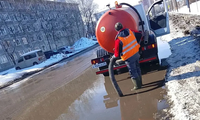 ГСТК откачивает талые воды с улиц Благовещенска