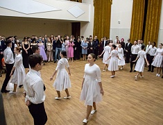 В Благовещенске в танце закружились более сотни студентов