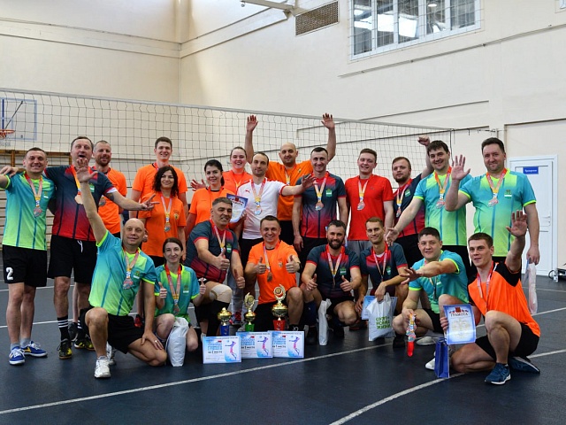 Сотрудники администрации Благовещенска, городской прокуратуры и депутаты сыграли в волейбол