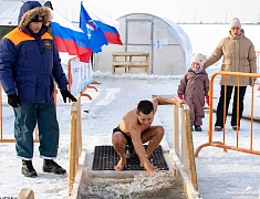 В Благовещенске в купель на Амуре в Крещение окунулись больше двух тысяч человек