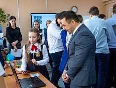 Мэр Благовещенска Олег Имамеев посетил выставку "Дня детских изобретений" в 16 школе