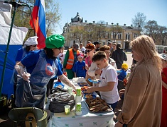 В Благовещенске спортсмены пробежали «Эстафету побед»