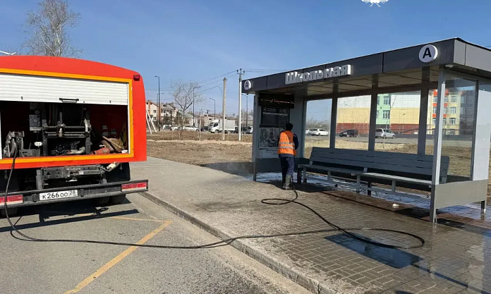 «Душ» для автобусных остановок, расконсервация ливневок и чистка прилотковой части: на что делают упор в уборке Благовещенска весной 