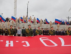 В честь Дня Победы в Благовещенске развернули знамя Победы