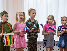 Ко Дню защитника Отечества в благовещенском детском саду подготовили выставку и спектакль для пап