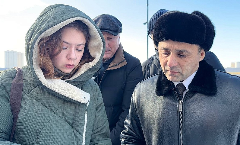 Олег Имамеев: «Строительство новых спортивных объектов отвечает запросу горожан». Мэр провел выездное совещание на месте будущей спортплощадки на набережной Амура