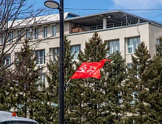 Копию Знамени Победы подняли на флагшток в Благовещенске в преддверии 9 Мая
