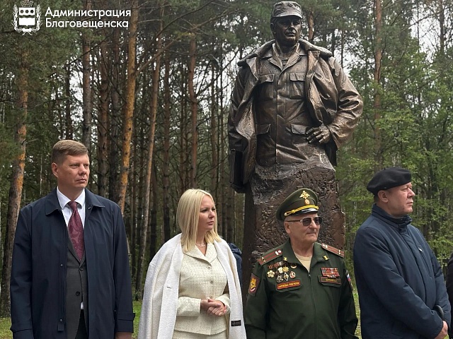Памятник, мемориальные доски и футбольный турнир: в День танкиста почтили память прославленного выпускника Благовещенского танкового училища.