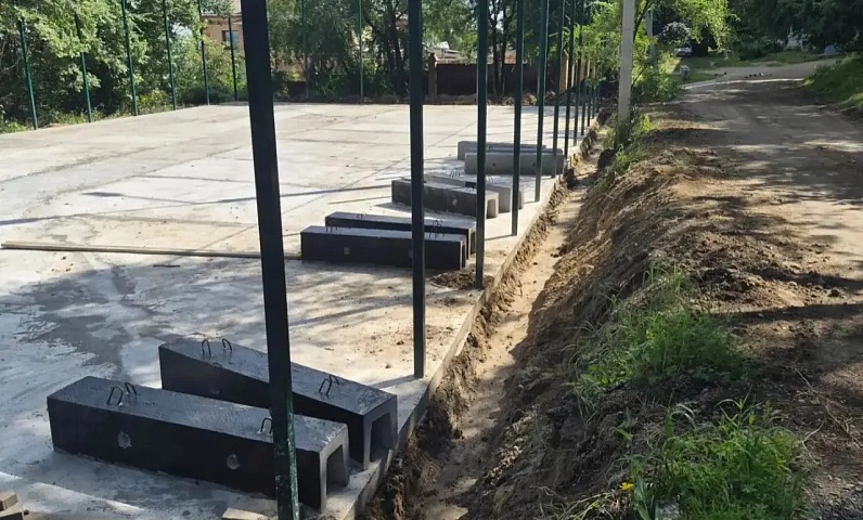  В Плодопитомнике по поручению мэра строят универсальную спортплощадку. Объект готов почти на 30%