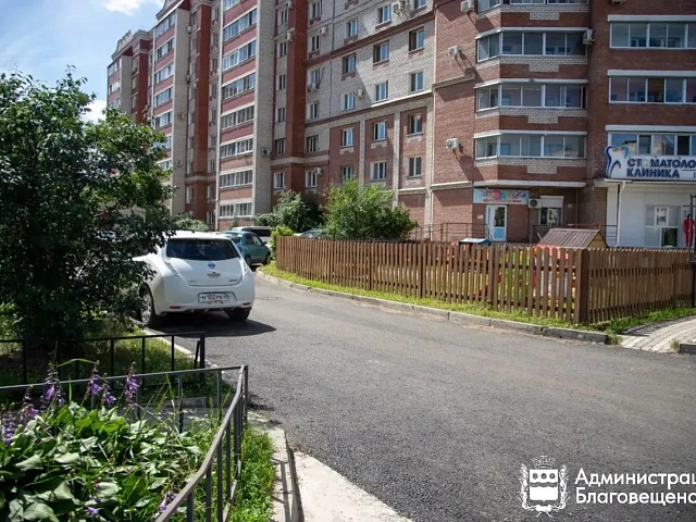 Девять внутриквартальных проездов заасфальтировали в Благовещенске. Дорожники заходят на новые объекты 