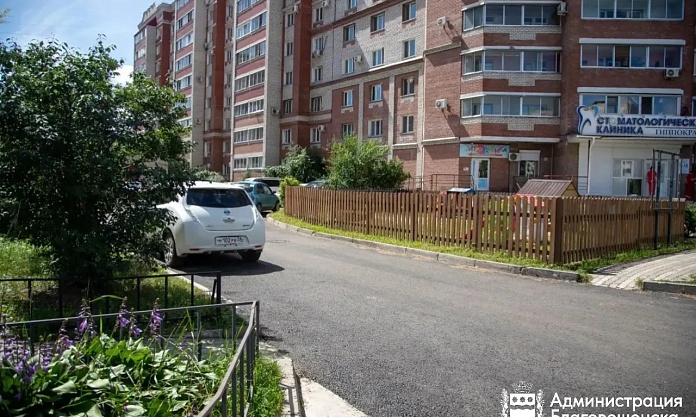 Девять внутриквартальных проездов заасфальтировали в Благовещенске. Дорожники заходят на новые объекты 