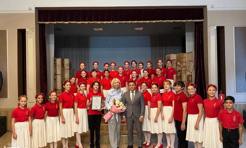 По поручению мэра Олега Имамеева двум творческим коллективам Благовещенска выделили по 5 миллионов рублей 