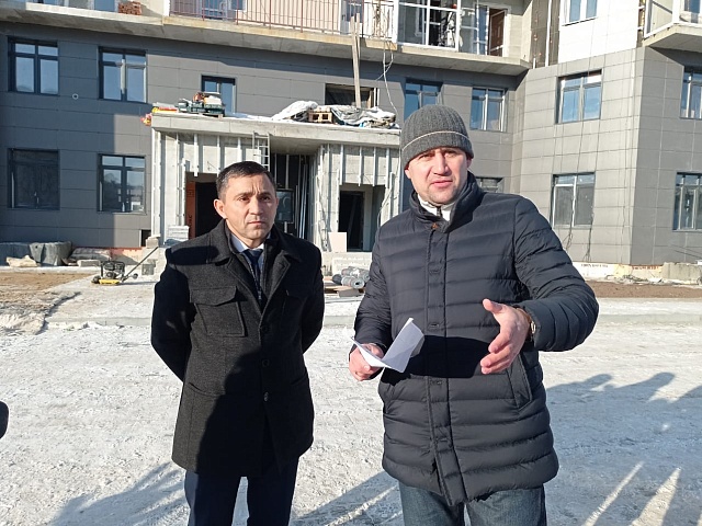 Мэр Благовещенска Олег Имамеев провел рабочее совещание по строительству дома для переселенцев из аварийного жилья