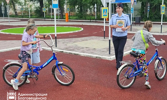 В преддверии начала учебного года для благовещенских школьников проводят занятия по безопасности дорожного движения