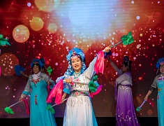 Китайские и русские бабушки станцевали на одной сцене в Благовещенске