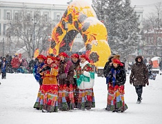 На площади Ленина и набережной Амура прошли народные гуляния в честь масленицы