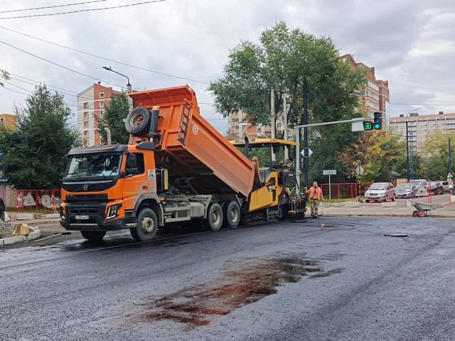 На одном из участков Октябрьской приступили к укладке 2-го слоя асфальта  На одном из участков Октябрьской приступили к укладке 2-го слоя асфальта