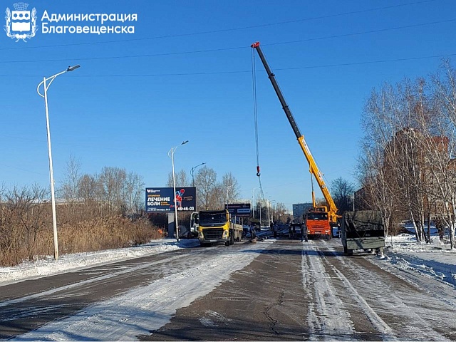 В домах, которые накануне подключили к теплоснабжению после устранения порыва в микрорайоне, коммунальщики отлаживают систему поквартирно.