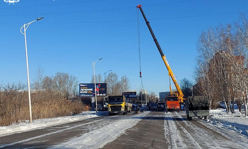 В домах, которые накануне подключили к теплоснабжению после устранения порыва в микрорайоне, коммунальщики отлаживают систему поквартирно.