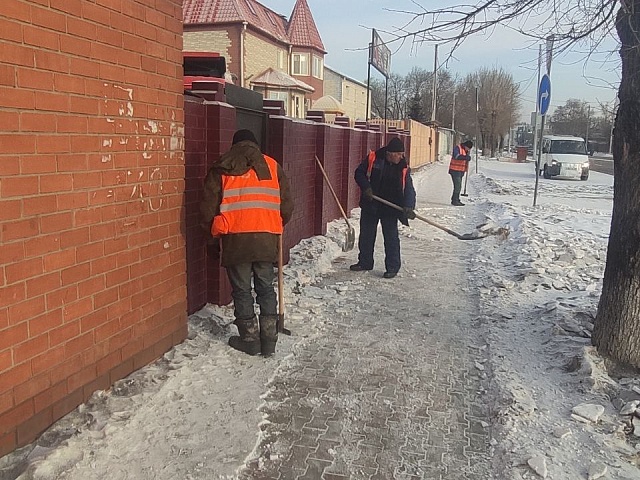 Рабочие ГСТК очистят дорогу возле 10 школы