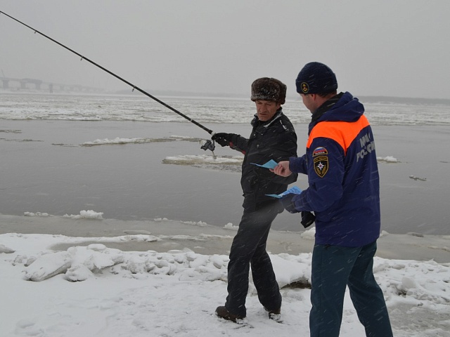 Опасный лёд: рыбаки вышли на неокрепшую реку в Благовещенске 